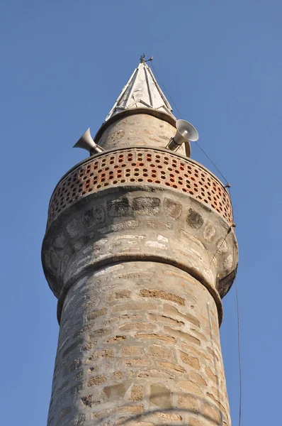 터키 알라냐에 있는 모스크의 미나레. 하늘을 배경으로 — 스톡 사진