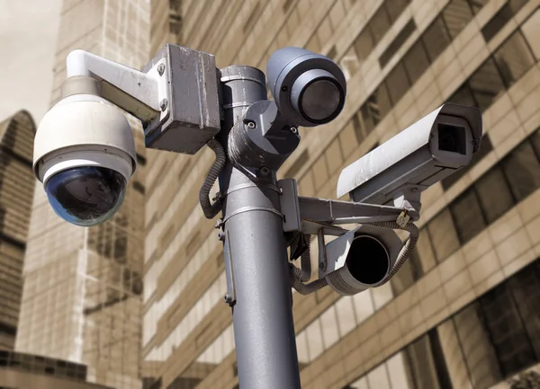 Gesloten circuit camera multi-angle CCTV-systeem op de achtergrond van de stedelijke omgeving — Stockfoto