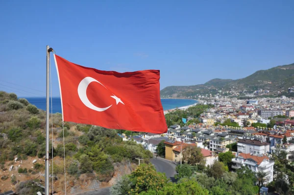 Flaga Turcji na tle miasta Alanya. — Zdjęcie stockowe