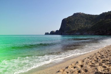 Akdeniz'in güzel manzarası, dağlar, plaj.