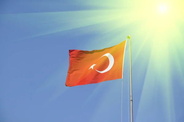 Símbolos estatales nacionales. Bandera de Turquía sobre un fondo del cielo . — Foto de Stock