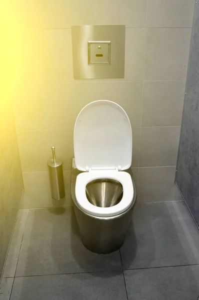 Moderne Edelstahl-Toilette im Toilettenraum. — Stockfoto