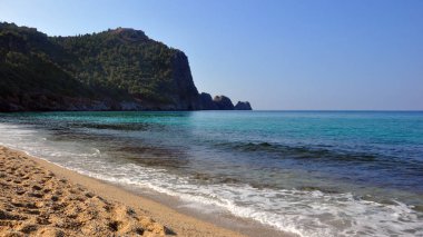 Akdeniz'in güzel manzarası, dağlar, plaj.