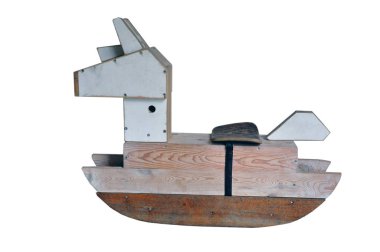 Ev yapımı sallanan oyuncak, ahşaptan yapılmış bir at.