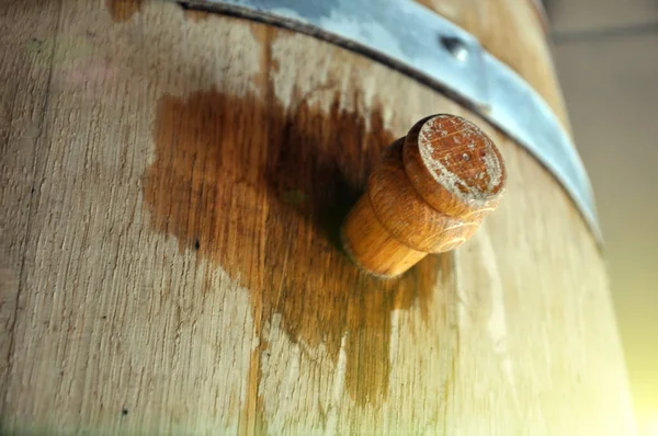 Nouveau tonneau en chêne avec vin jeune, détail en liège . — Photo