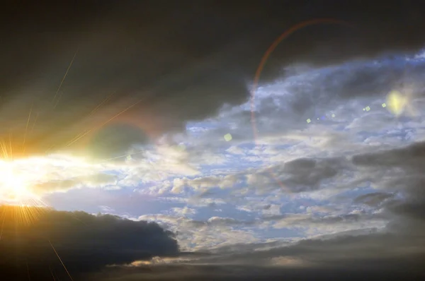 Nuvens vermelhas nos raios do sol poente . — Fotografia de Stock