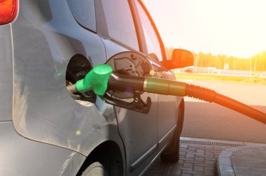 bir benzin istasyonunda bir arabada yakıt gazı pompalama