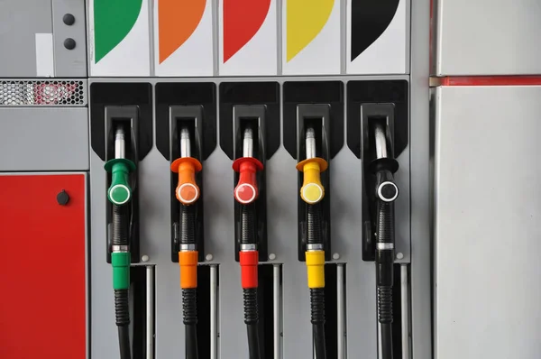 Gépkocsi-üzemanyag automata adagolóoszlopa benzinkútnál. — Stock Fotó