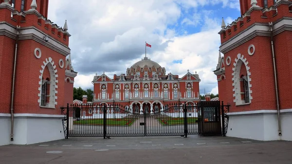 Petrovsky palacio de viaje, neogótica arquitectura de ladrillo rojo con ventanas ojivales . — Foto de Stock