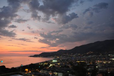 Alanya şehrinin güzel gece manzarası, Türkiye. Deniz, Geceleri Kleopatra Plajı