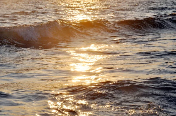 Tropischen Sonnenuntergang Hintergrund. schöne bunte Ozeanwelle bricht in der Nähe von Sandstrand — Stockfoto