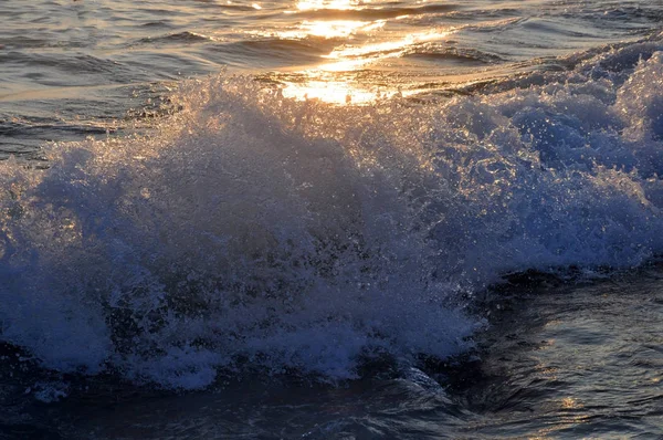 Tropische zonsondergang achtergrond. Prachtige kleurrijke Oceaan Golf breken sluiten in de buurt van zandstrand — Stockfoto