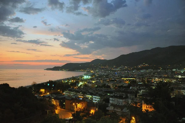 Bela vista noturna da cidade de Alanya, Turquia. Mar, praia de Cleópatra à noite — Fotografia de Stock