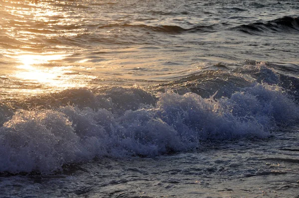 Fondo tropical al atardecer. Hermosa ola de mar colorido rompiendo cierre cerca de playa de arena —  Fotos de Stock
