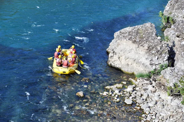 Alanya, Turquia - 18 de agosto de 2019: rafting, um grupo de jovens com guia, rafting em um rio de montanha em um barco. Esportes radicais e divertidos . — Fotografia de Stock