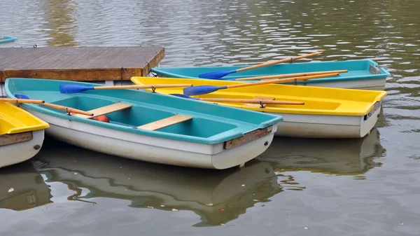 Barcos a remo para proglok de água no cais no lago no parque . — Fotografia de Stock