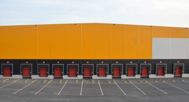 Modern bir lojistik merkezinin yükleme limanlarının ön görüntüsü.