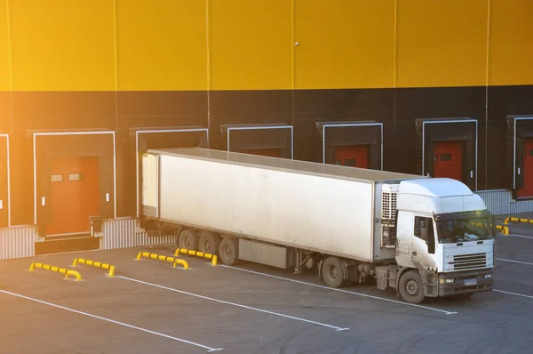 Déchargement de camions dans un complexe d'entrepôt moderne . — Photo