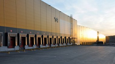 Modern depo kompleksi. Yükleme rıhtımlarının görüntüsü