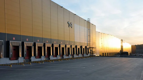 Modern depo kompleksi. Yükleme rıhtımlarının görüntüsü