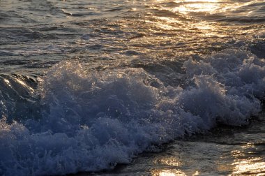 Tropikal günbatımı arka plan. Kapanış kırma kum plajı güzel renkli okyanus dalgası