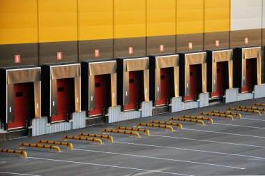 Büyük bir deponun boş yükleme limanı.