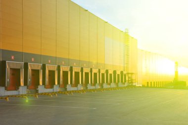 Modern depo kompleksi. Yükleme rıhtımlarının görüntüsü