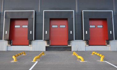 Bir büyük dağıtım depo kapıları ürünler yüklemek için