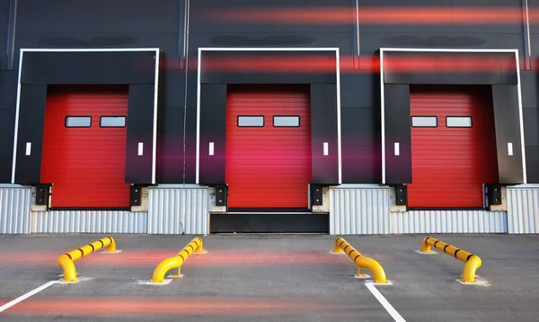 Een grote distributie-magazijn met poorten voor het laden van goederen — Stockfoto