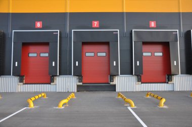 Bir büyük dağıtım depo kapıları ürünler yüklemek için