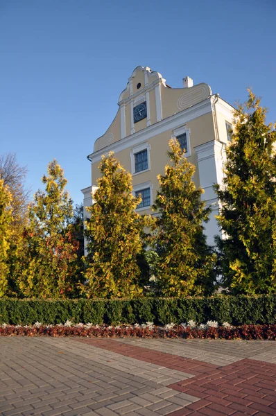 ベラルーシ共和国のピンクにあるイエズス会の大学. — ストック写真