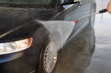 Temassız oto yıkamada yazlık araba yıkama. Bir arabayı yüksek basınçlı suyla temizlemek.