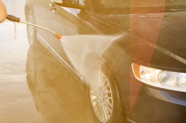 Lavado de coches de verano en un auto-servicio de lavado sin contacto. Limpieza de un coche con agua a alta presión . —  Fotos de Stock