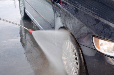 Temassız oto yıkamada yazlık araba yıkama. Bir arabayı yüksek basınçlı suyla temizlemek.