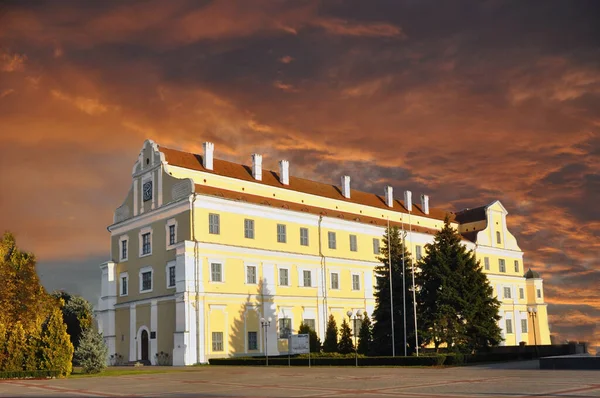 El Colegio Jesuita en la antigua ciudad de Pinsk contra un cielo rojo . — Foto de Stock