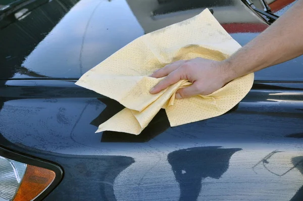 Mężczyzna sprzątanie samochodu z mikrofibry tkaniny, szczegóły samochodu — Zdjęcie stockowe