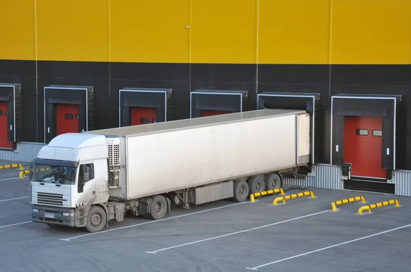 Déchargement de camions dans un complexe d'entrepôt moderne . — Photo
