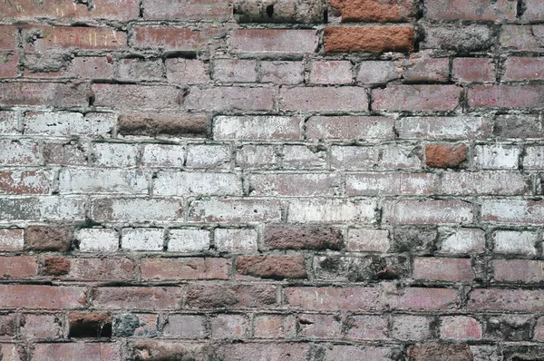 Stary mur z cegły, zniszczenie, pęknięcia. Kontekst, faktura. — Zdjęcie stockowe