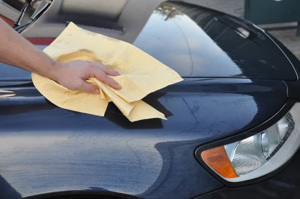 Um homem limpando carro com pano de microfibra, carro detalhando — Fotografia de Stock
