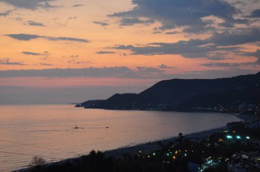 Türkiye 'nin Alanya kentinin güzel gece manzarası. Geceleri deniz.
