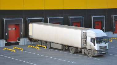 Modern bir depo kompleksinde kamyonlar boşaltılıyor..