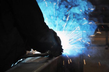 Kaynak, teknik çelik dikmek Fabrikada endüstriyel çelik kaynakçı,