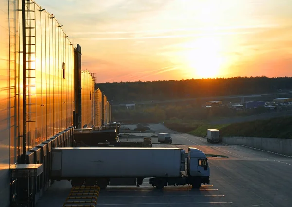 Déchargement de camions dans un entrepôt moderne. Formulaire général — Photo