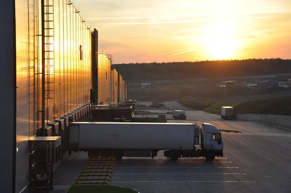 Déchargement de camions dans un entrepôt moderne. Formulaire général — Photo