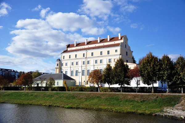 Jesuit College en Pinsk, República de Bielorrusia. Vista desde el río Pina . — Foto de Stock