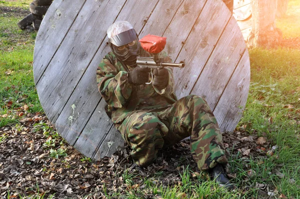 Aktives Paintballspiel. Paintballspieler in Schutzuniform und Maske in Nahaufnahme. — Stockfoto