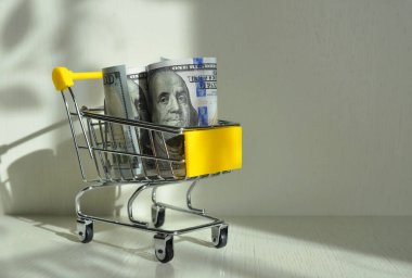 Maç için gerçek kağıt paralarla dolu bir sepet. 100 Amerikan doları. Kavram