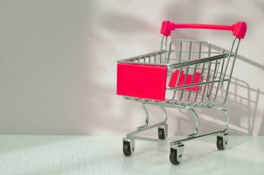 Maç için süpermarket için oyuncak sepeti. Sepet standı.