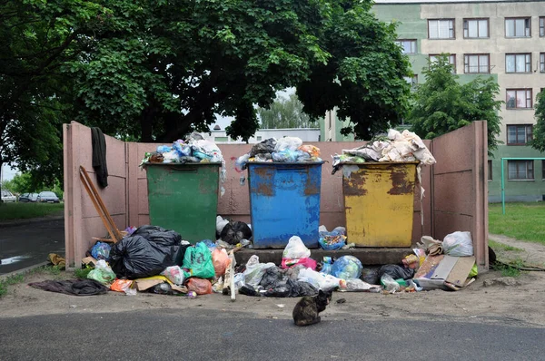 二次資源を収集する容器は家庭の廃棄物で溢れています 容器にはゴミが散乱している 生態学的大惨事 — ストック写真