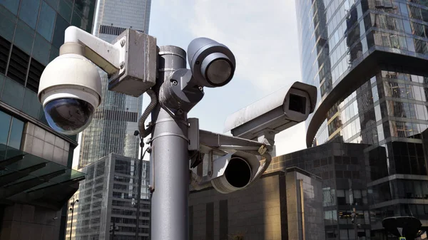 대도시에 있는 CCTV 감시 시스템. — 스톡 사진